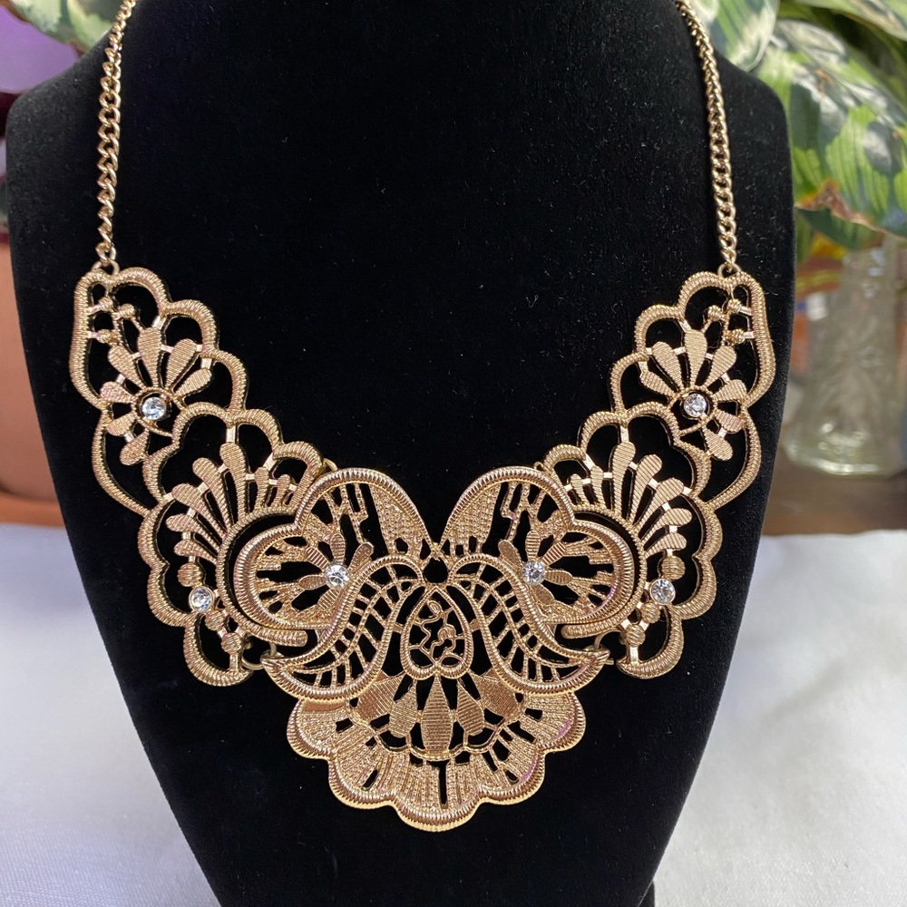 Large lace design necklace